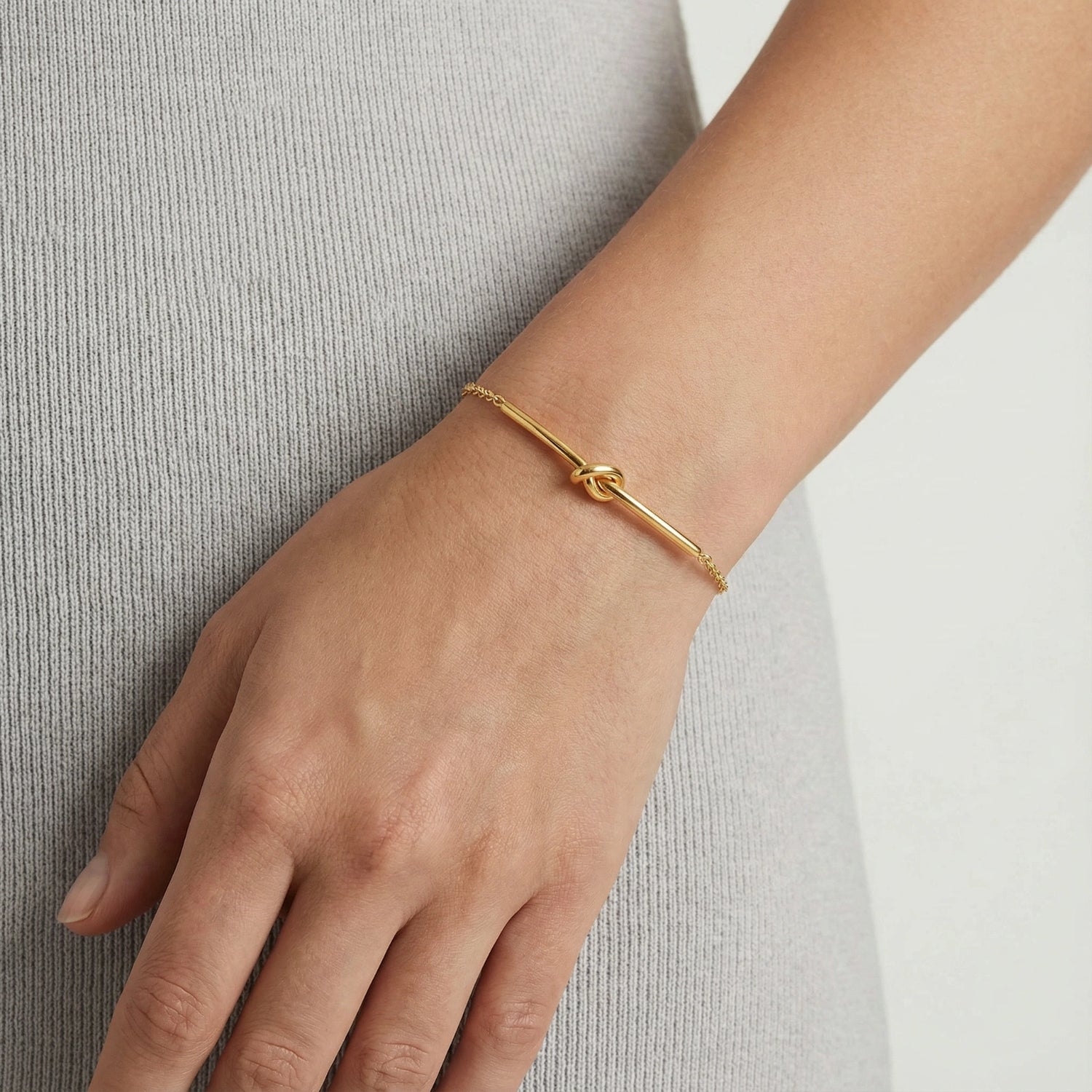 Pulsera de barra con nudo retorcido