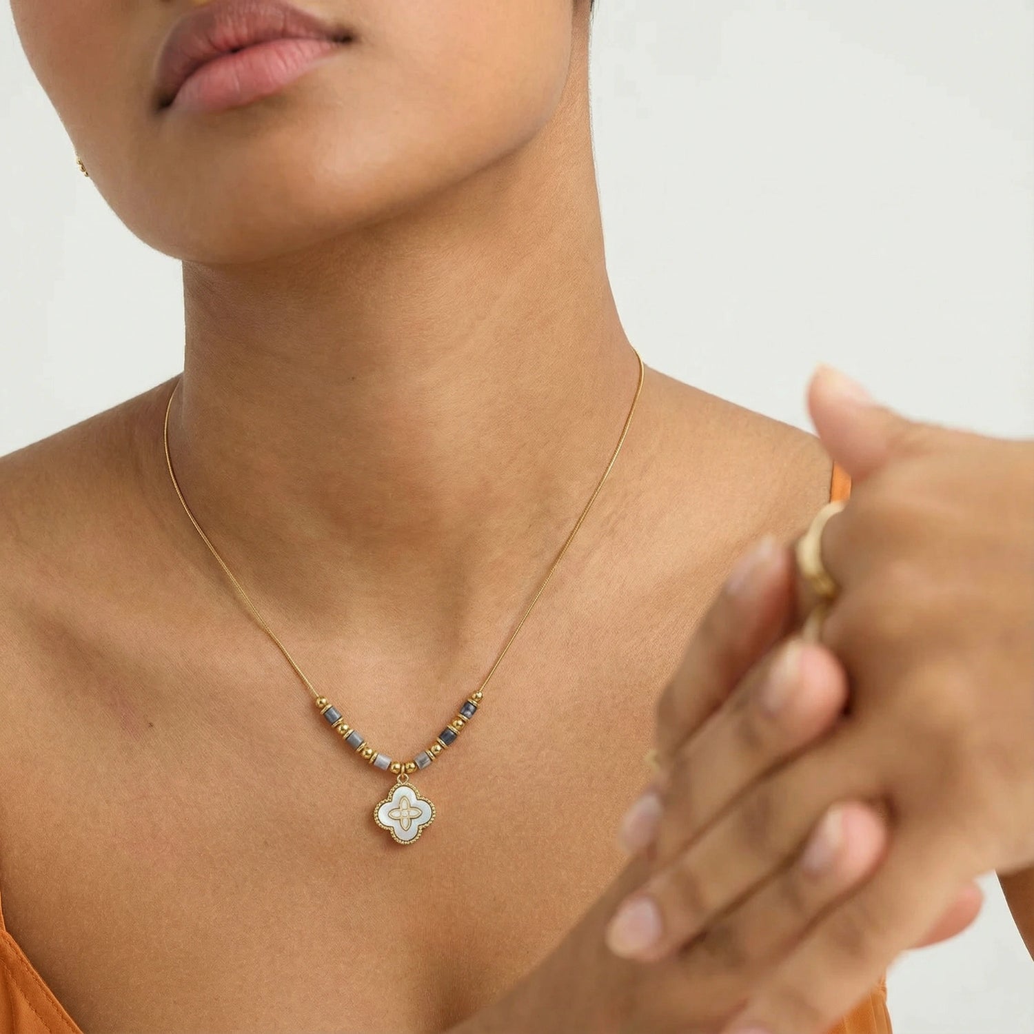 Collar Trébol Místico