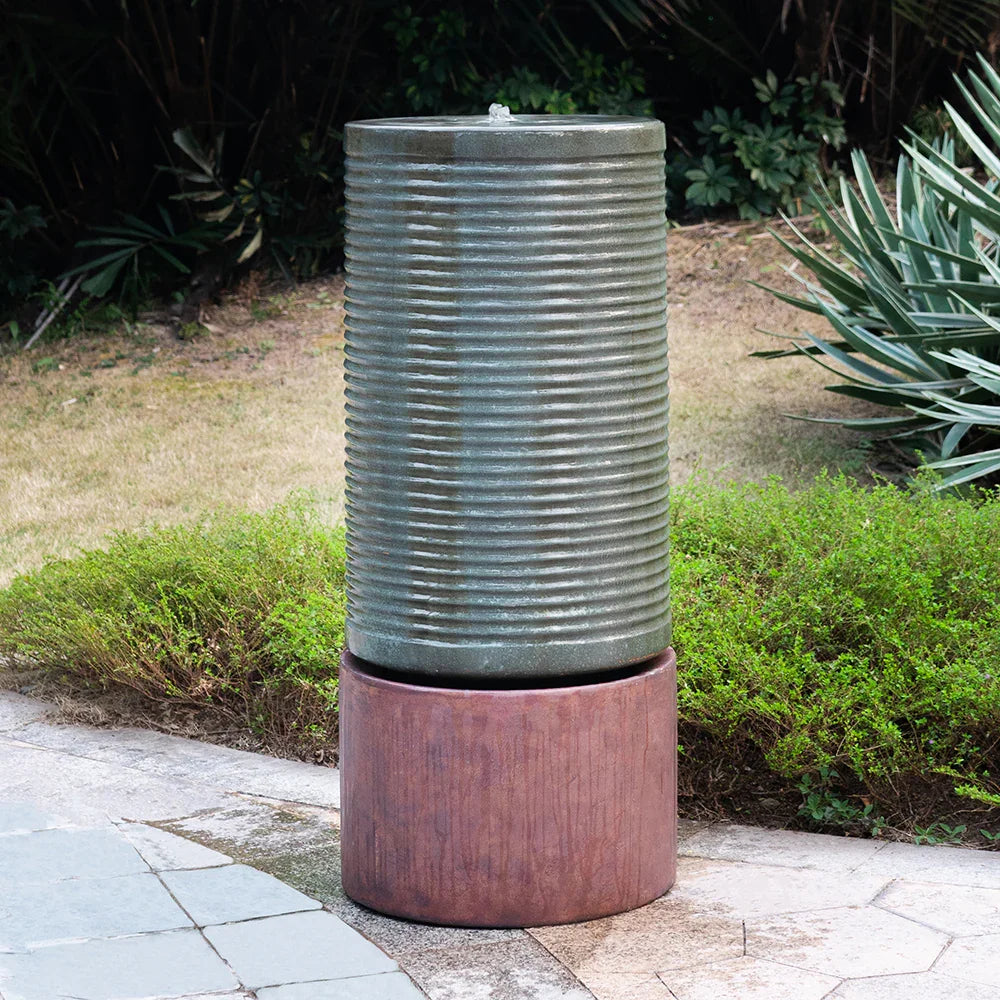Fuente de agua cilíndrica moderna de 13,3 m de alto con base rústica, con acabado en cobre verde antiguo contemporáneo, para exteriores, comedero para pájaros o fuente de baño de cemento.