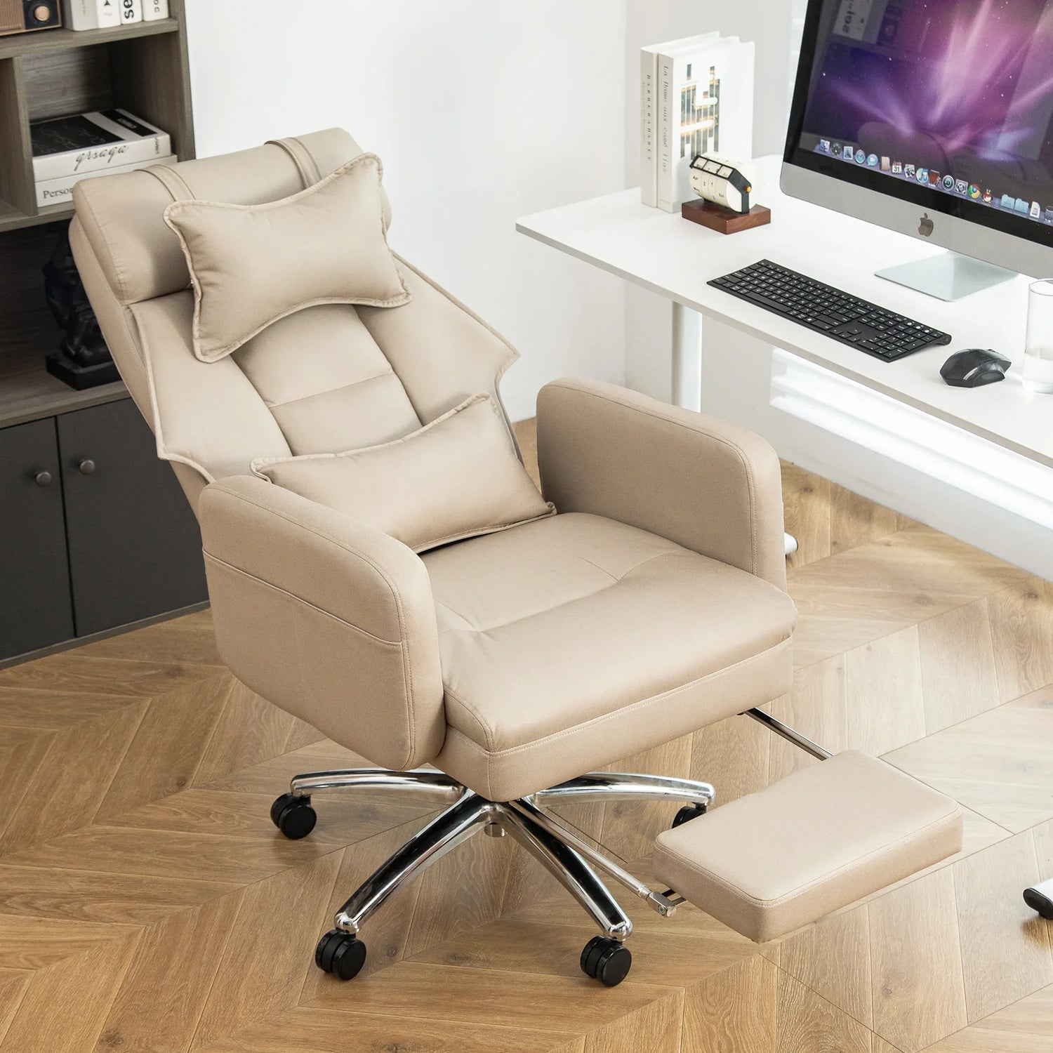 Silla de oficina ergonómica giratoria de cuero con respaldo alto y reposacabezas con soporte lumbar, cómoda silla de jefe para sedentarismo, reclinable hasta 155° (color: beige)